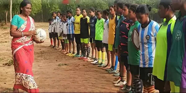 साड़ी में मैदान पर उतरकर फुटबॉल को नई उड़ान दे रही बांकुड़ा की कोच भारती