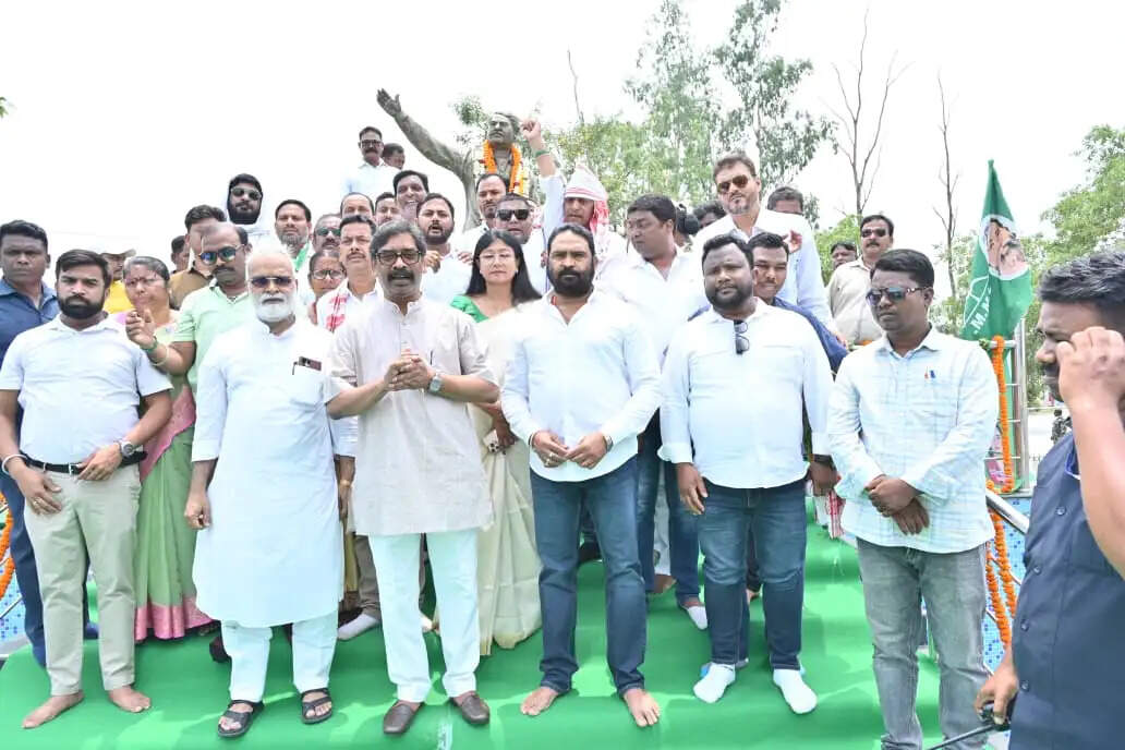 पुण्यतिथि पर झामुमो कार्यकर्ताओं ने दुर्गा सोरेन को दी श्रद्धांजलि