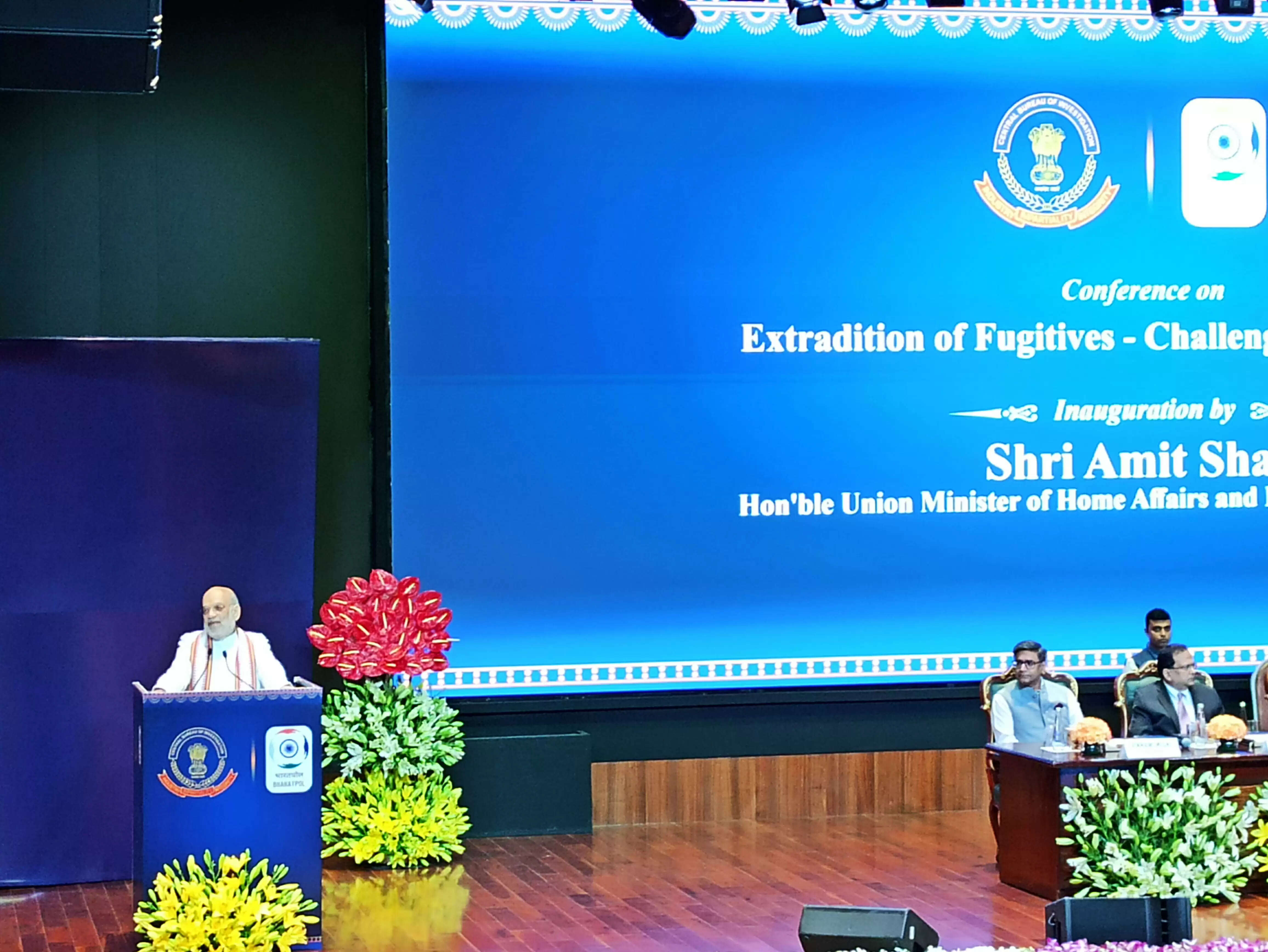 प्रत्यर्पण प्रक्रिया सुगम बनाने के लिए राज्य सरकारें भगोड़े अपराधियों का विशेष सेल स्थापित करें: अमित शाह