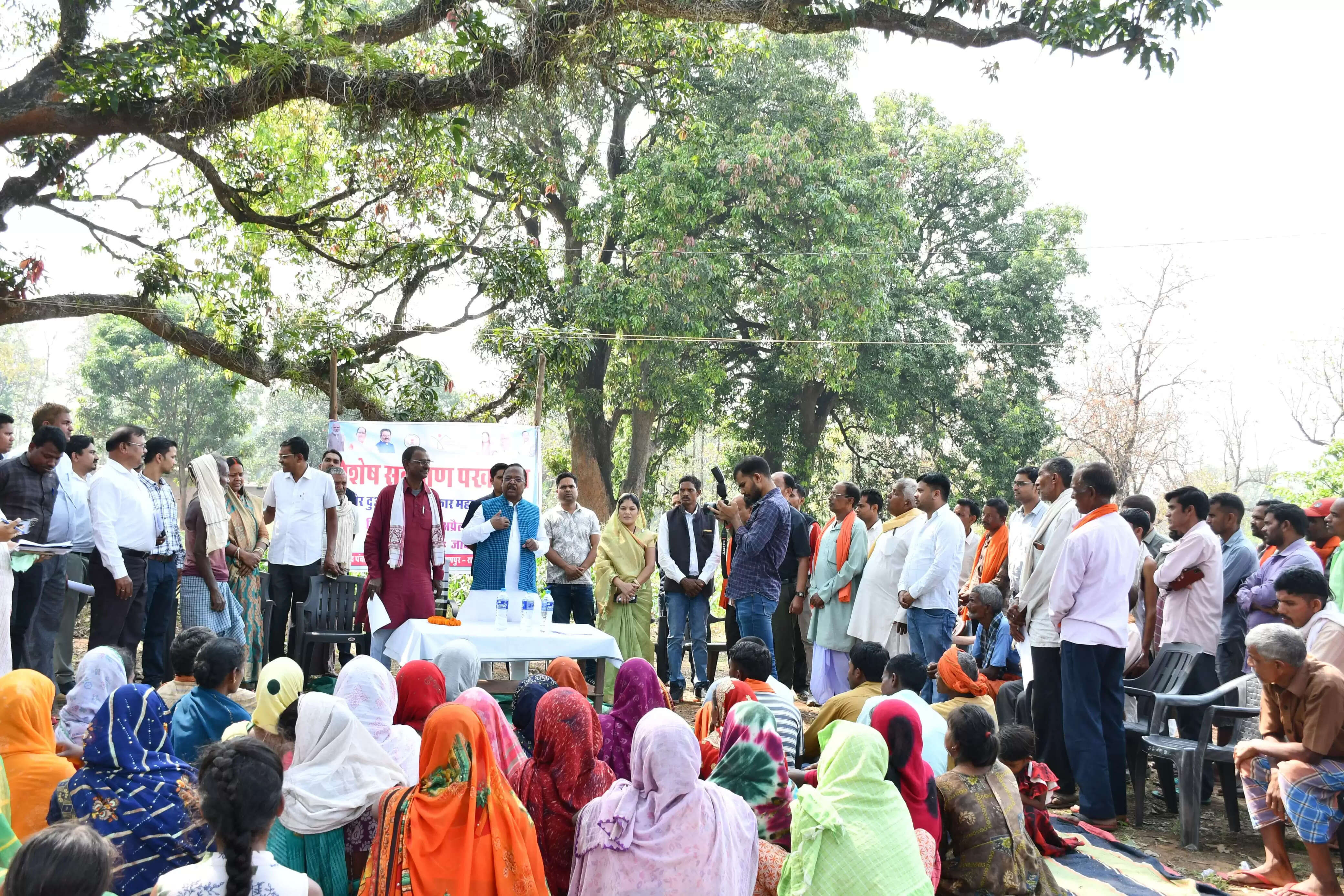 बलरामपुर जिले के एक दिवसीय दौरे पर नेताम, ग्रामीणों से मिल पीएम आवास प्लस का किया सर्वे