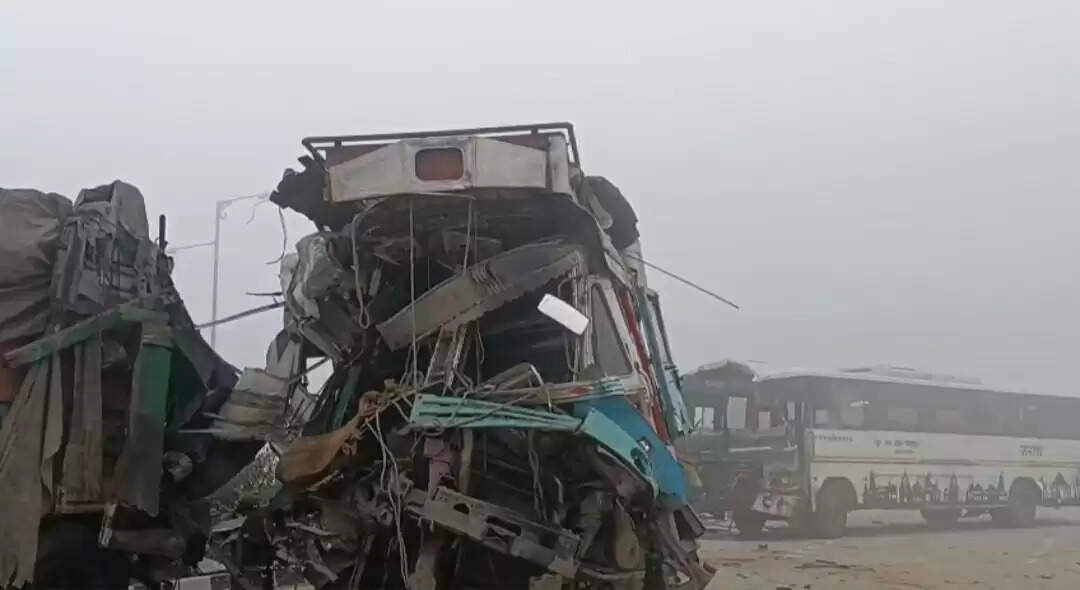 घने कोहरे के कारण कई गाड़ियां आपस में टकराई दो की मौत 16 घायल।