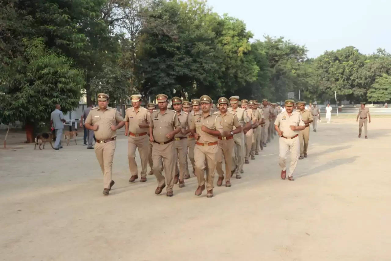 वरिष्ठ पुलिस अधीक्षक हेमराज मीणा ने साप्ताहिक परेड का निरीक्षण करने के बाद ली सलामी