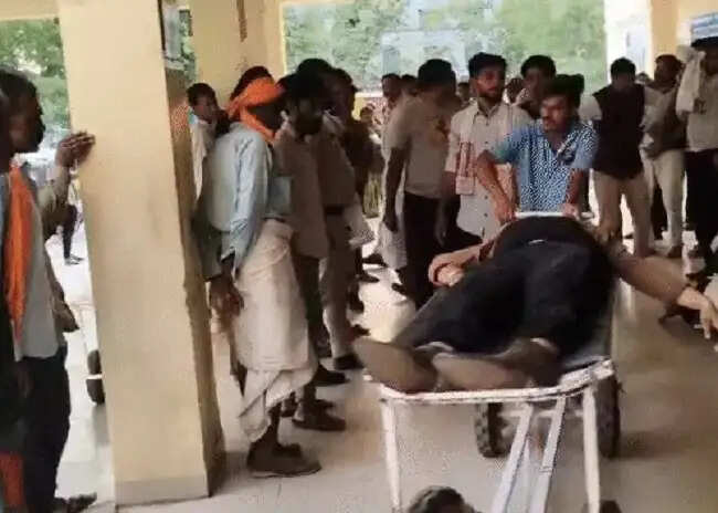 खंडवाः तेज रफ्तार कार बेकाबू होकर दीवार में घुसी, तीन युवकों की मौत और दो घायल