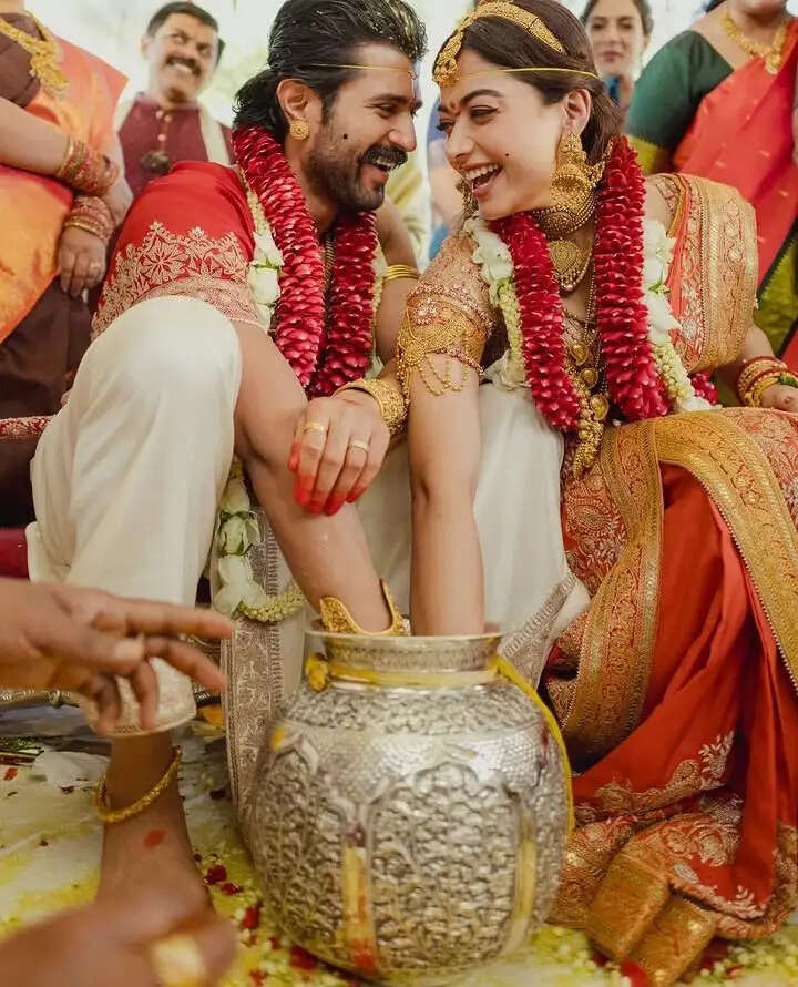 रश्मिका–विजय की शादी की तस्वीरें आईं सामने, जोड़े में दिखे खूबसूरत
