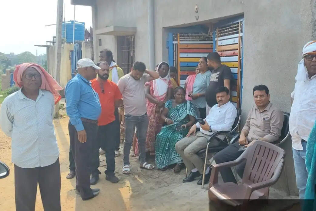 भू माफियाओं ने महंत को बेंच दी तीन एकड़ जीएम लैंड जमीन, सीओ ने रोका काम