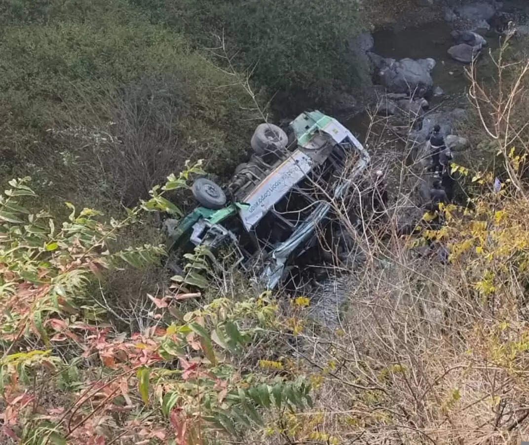 देहरादून के कालसी क्षेत्र में हिमाचल प्रदेश की बस खाई में गिरी, लगभग 30 यात्री सवार, राहत एवं बचाव कार्य जारी