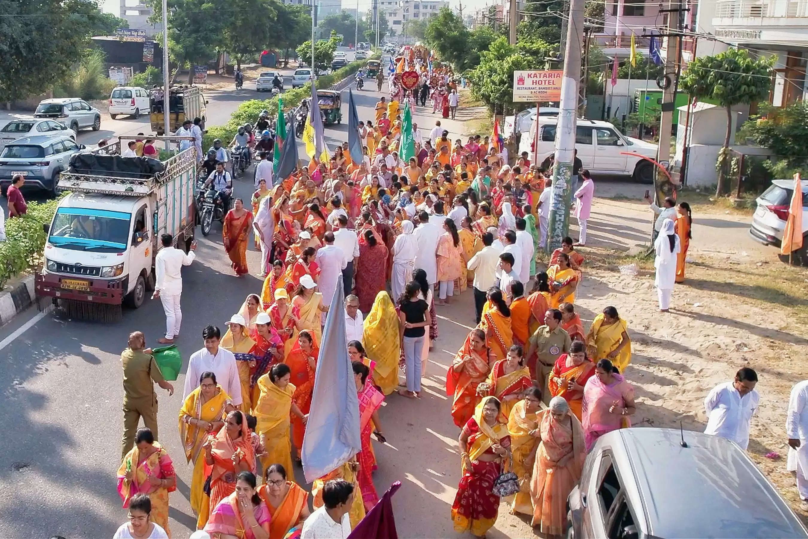 नन्दीश्वर द्वीप महामह विधान:  विश्व शांति महायज्ञ के बाद जयकारों के साथ निकली विशाल रथयात्रा