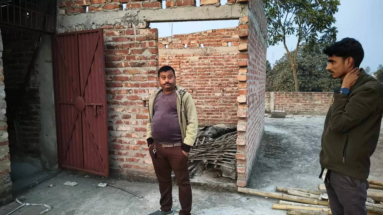 शोरूम से नगदी सहित 15 लाख की चोरी