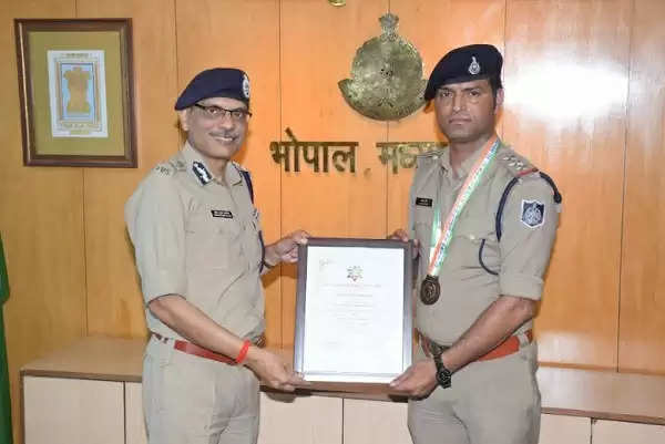 मप्र पुलिस के निरीक्षक जहीर खान को डीजीपी ने किया सम्मानित