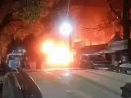 इंदौर में देर रात दो जगह आग, गीताभवन के कैफे में सिलेंडर ब्लास्ट, मल्हारगंज के फ्लैट में भी भड़की आग