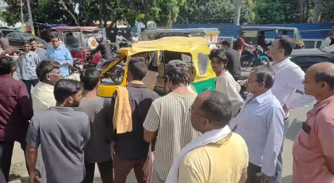 ऑटो और ई-रिक्शा में टक्कर, चार लोग घायल