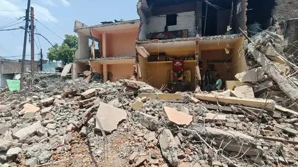 इंदौर में सड़क चौड़ीकरण के लिए बड़ी कार्रवाई, 80 से अधिक मकान हटाए गए, प्रभावित परिवारों ने पुनर्वास की मांग उठाई
