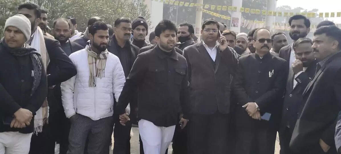 बलरामपुर में अधिवक्ताओं का दूसरे दिन भी प्रदर्शन