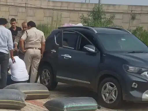 दिल्ली-मुंबई एक्सप्रेस-वे के विश्राम क्षेत्र में मिली फर्जी नंबर प्लेट लगी कार,चालक फरार