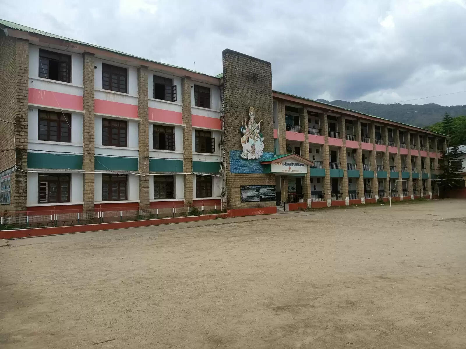 निजी स्कूल छोड़ सरकारी स्कूलों में दाखिला ले रहे छात्र