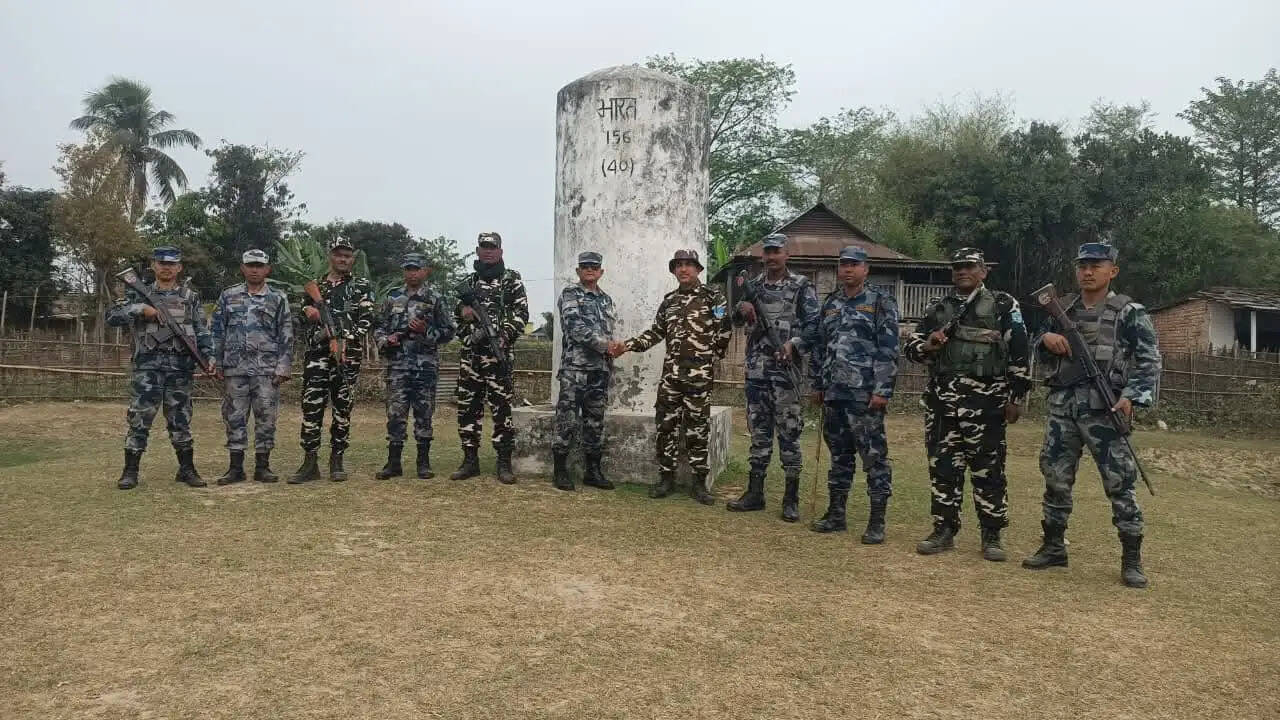 भारत नेपाल खुली सीमा पर एसएसबी और एसपीएफ की संयुक्त गश्ती