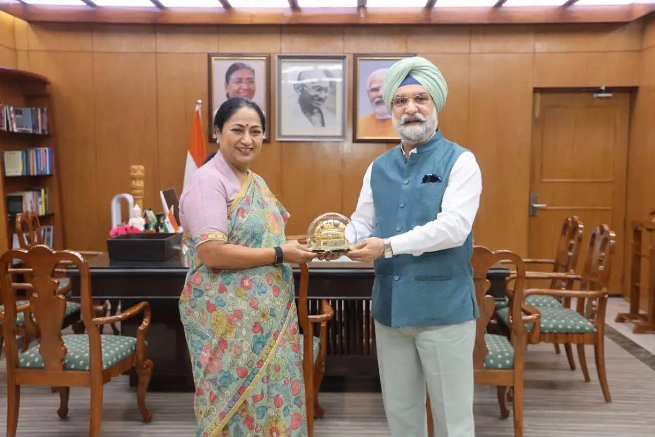 मुख्यमंत्री रेखा गुप्ता ने की उपराज्यपाल से भेंट, दिल्ली के समग्र विकास पर हुई चर्चा