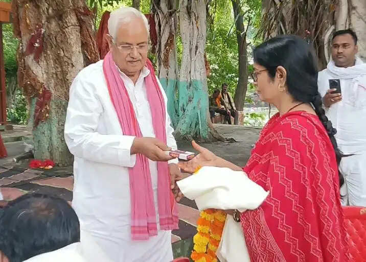 शिक्षक समाज को सही दिशा देकर मजबूत राष्ट्र की नींव रखते हैं : जगदंबा सिंह पटेल