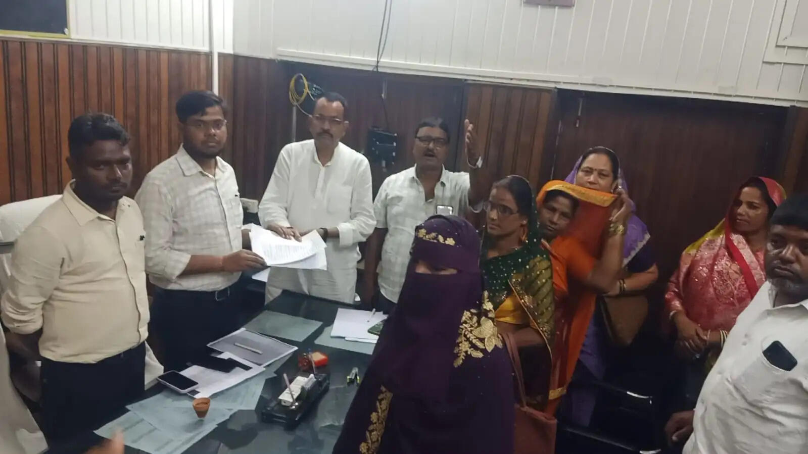 प्रखंड प्रमुख के खिलाफ अविश्वास प्रस्ता, पंचायत समिति सदस्यों ने बीडीओ को सौंपा आवेदन