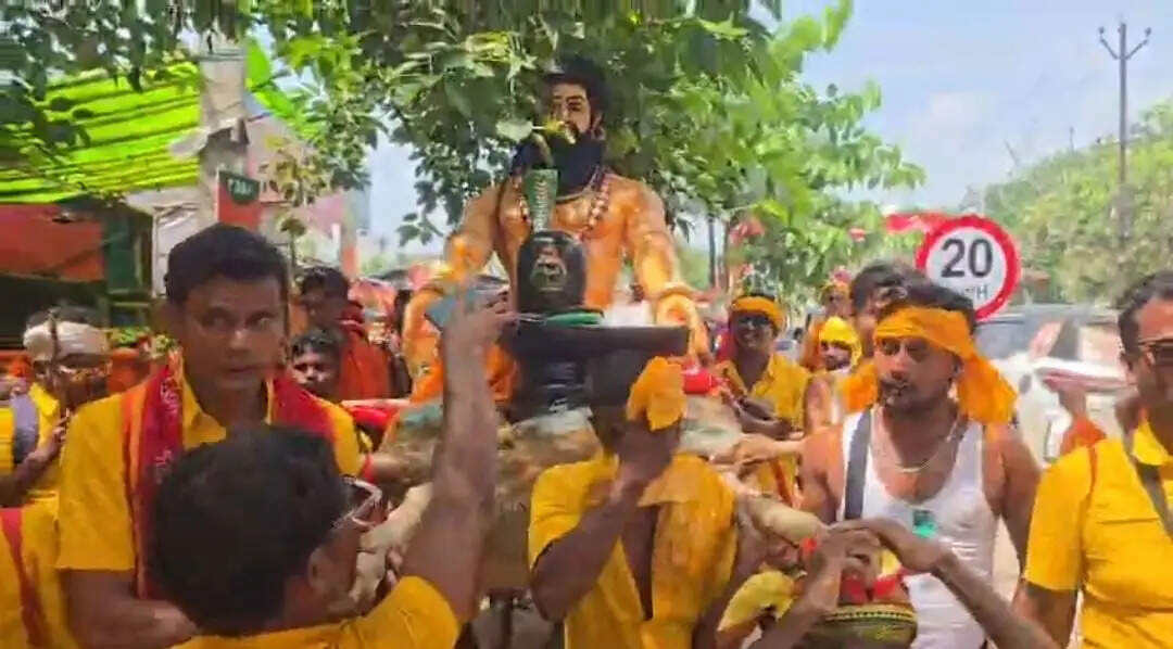 150 किलो के कांवड़ पर 'रावण' को बिठाकर बाबा धाम निकले श्रद्धालु, आस्था देख लोग हैरान