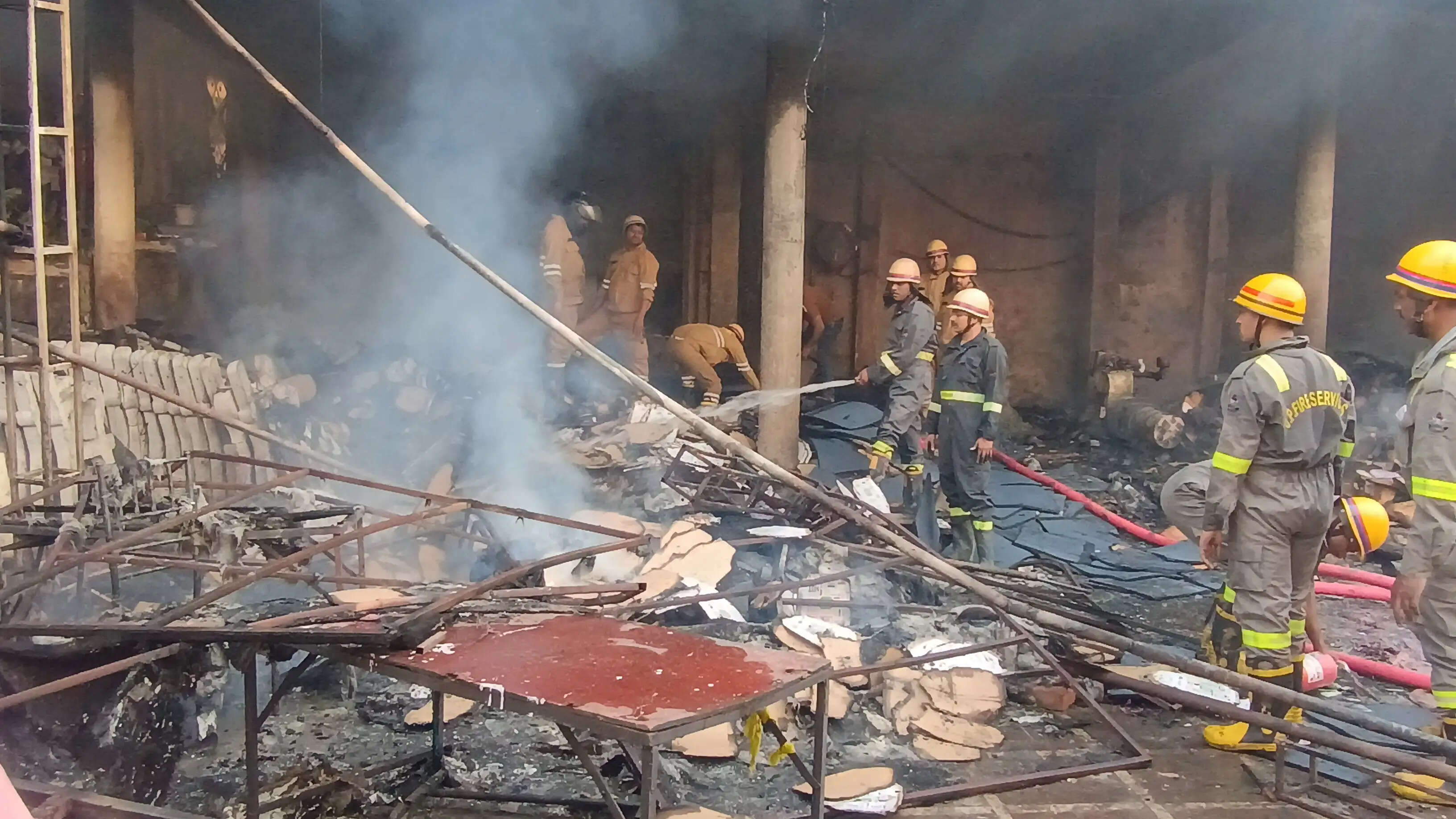 जौनपुर में होटल उत्सव मोटल में भीषण आग, सभी फंसे लोगों को सुरक्षित निकाला गया