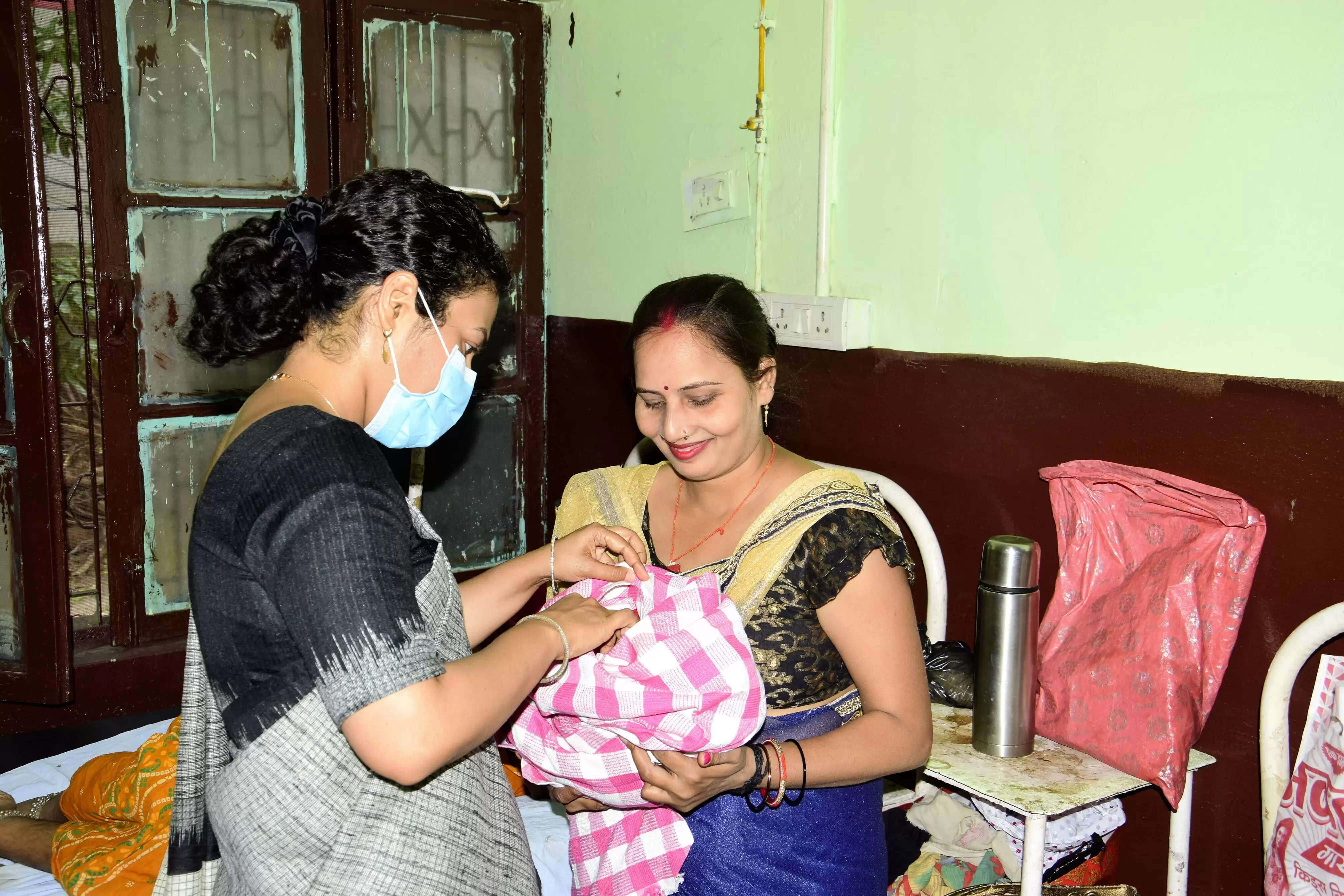 डीएम ने सीएचसी कुंभी का किया औचक निरीक्षण, अव्यवस्थाओं पर जताई नाराजगी, सुधार के दिए सख्त निर्देश