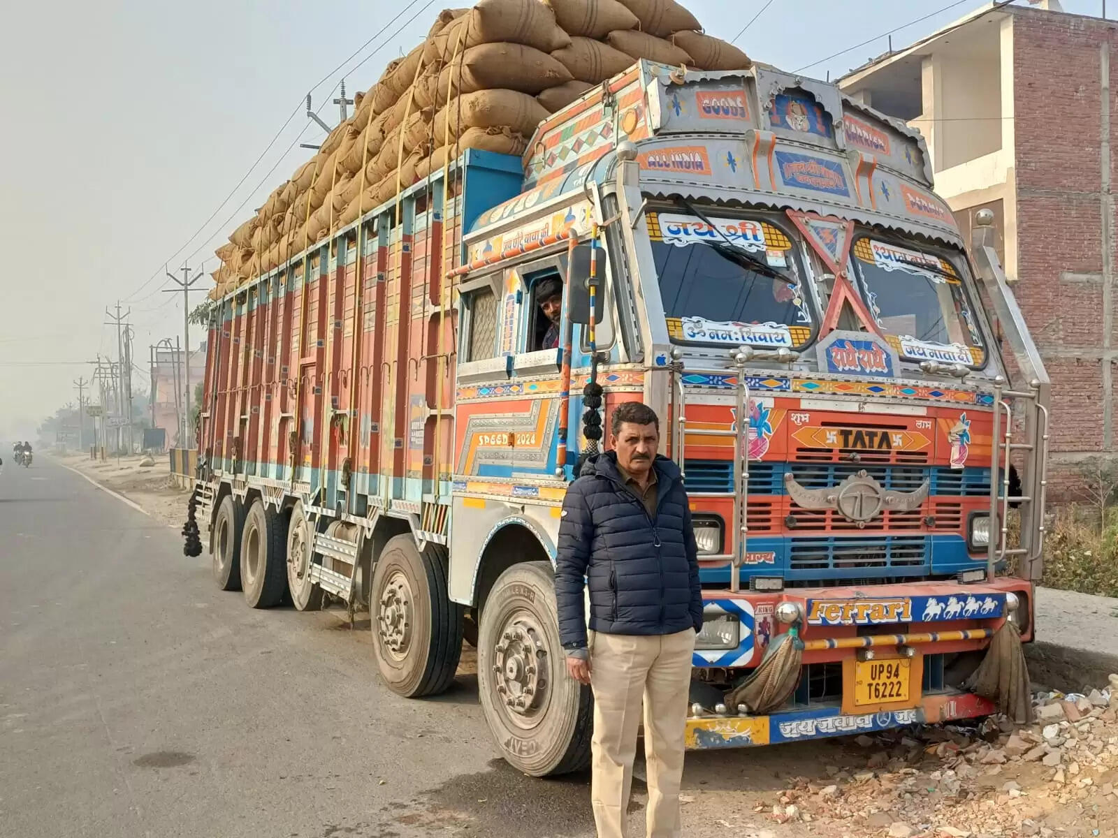 चेकिंग में नाै ट्रक सीज, 90 हजार वसूला जुर्माना