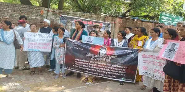 अंकिता हत्याकांड मामले में जंतर-मंतर पर न्याय की मांग को लेकर हुआ प्रदर्शन