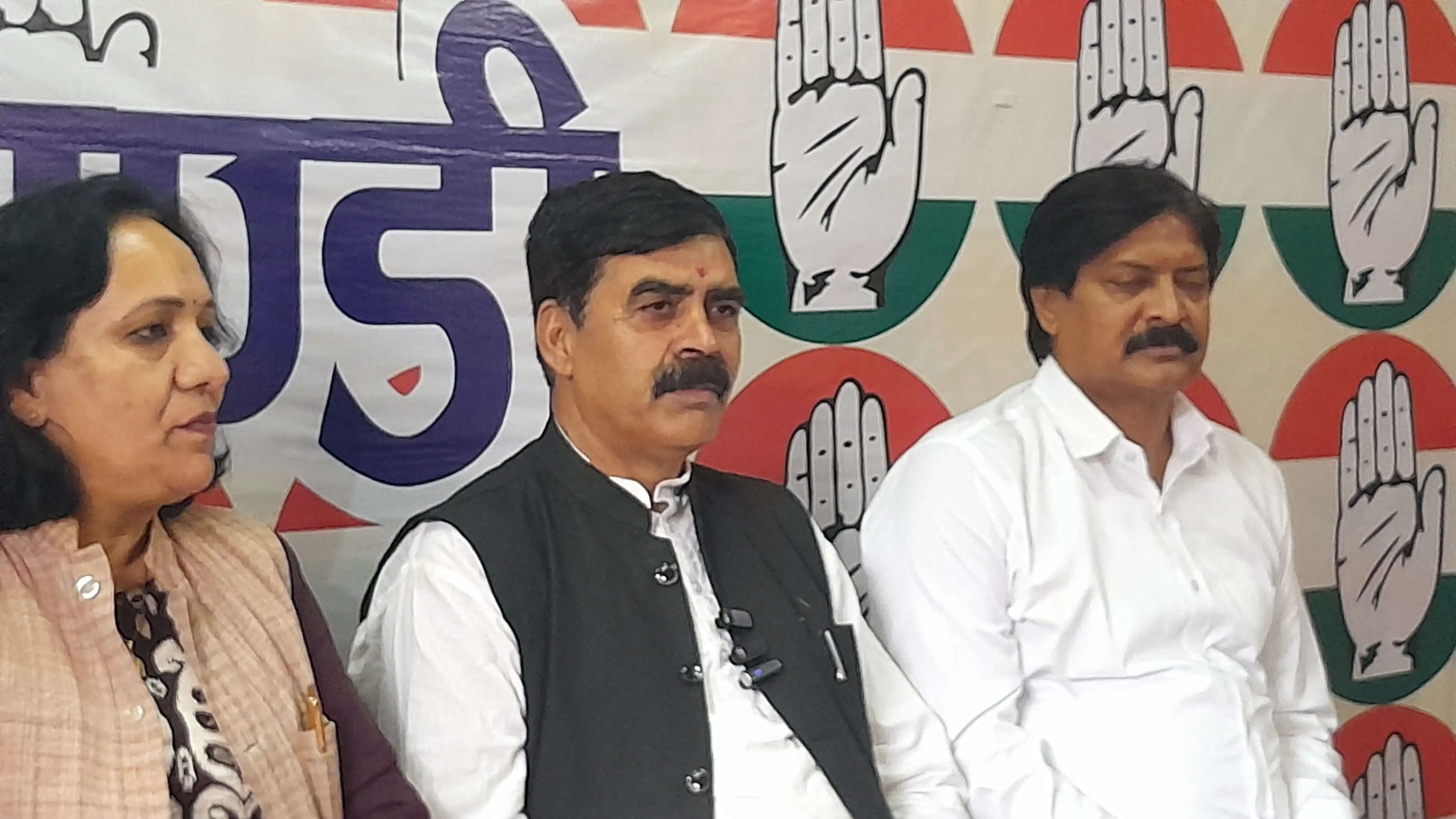 भाजपा कार्यकर्ताओं को फायदा पहुंचाने के लिए जानबूझ कर लीक किए जा रहे हैं पेपर : बंबर ठाकुर