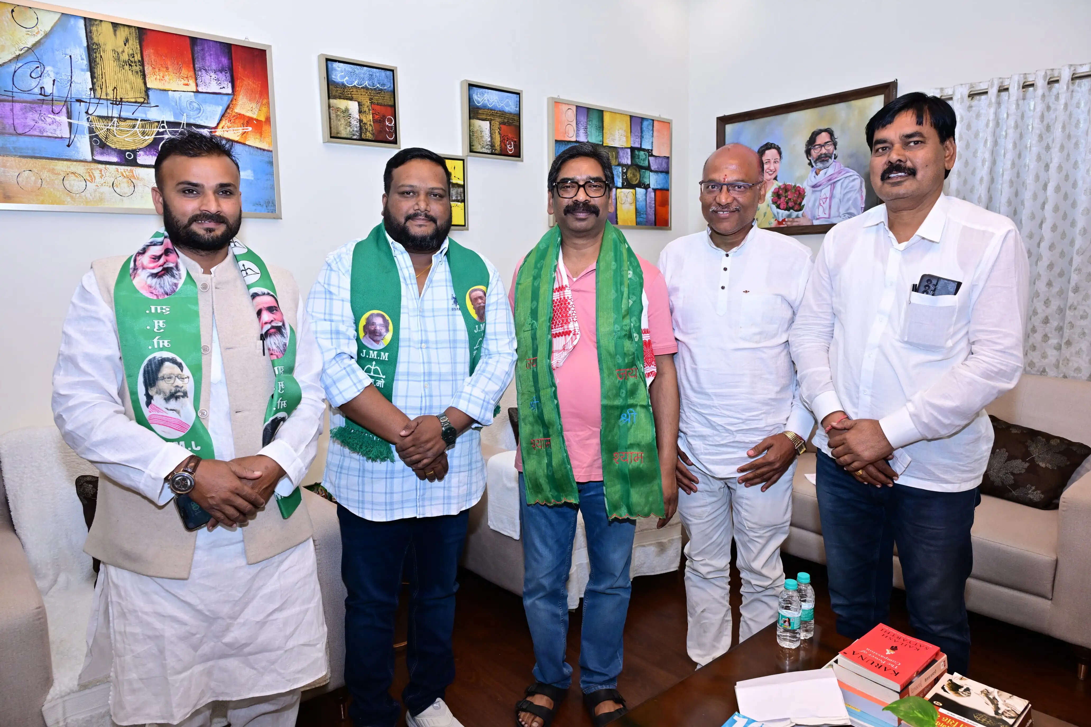 मुख्यमंत्री से चतरा नगर परिषद के अध्यक्ष और देवघर नगर निगम के महापौर ने की मुलाकात