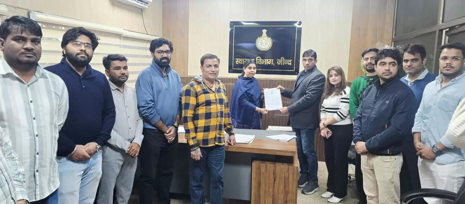 जींद : सरकारी चिकित्सकों ने सीएमओ को सौंपा ज्ञापन