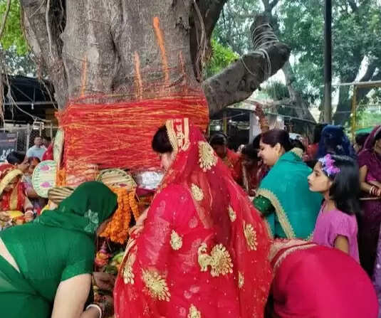 सावित्री जैसी आस्था: महिलाओं ने वट वृक्ष के नीचे किया श्रद्धा का साक्षात प्रदर्शन