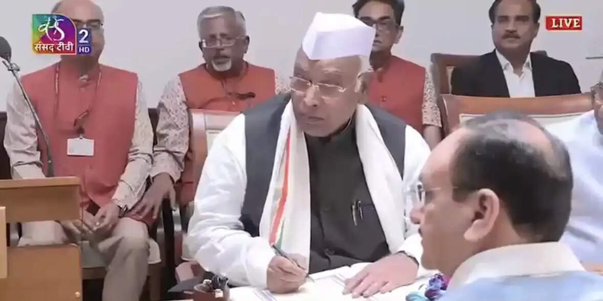 (अपडेट) कर्नाटक से पुनर्निर्वाचित मल्लिकार्जुन खरगे ने राज्यसभा सदस्य के रूप में ली शपथ