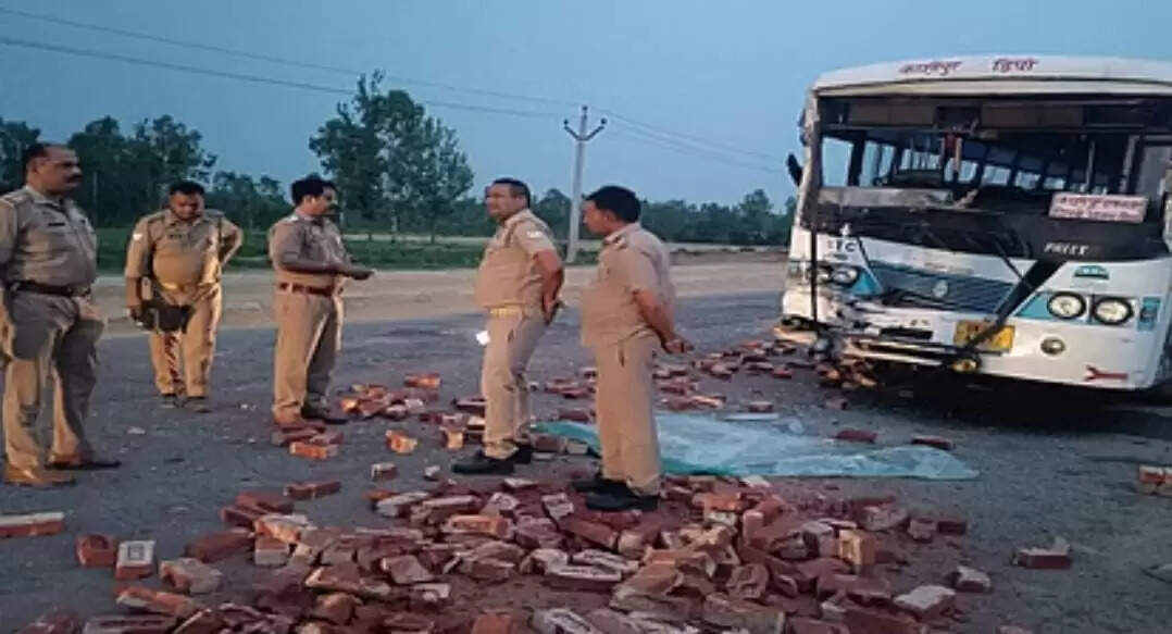 ट्रैक्टर ट्रॉली से टकराई अनुबंधित बस, चालक की मौत