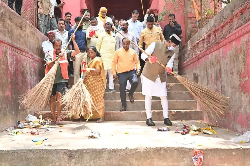 मंत्री सारंग ने द्वारका नगर में बावड़ी की सफाई कर किया श्रमदान, कहा- जल स्रोतों का संरक्षण जरूरी