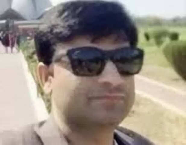 इनकम टैक्स कार्यालय में मारपीट मामले में बड़ी कार्रवाई, निलंबित अफसर को पश्चिम बंगाल-सिक्किम क्षेत्र भेजा