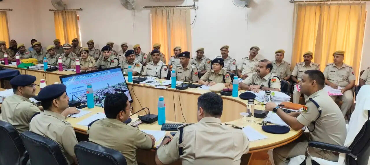 एसपी धर्मेंद्रसिंह की पहली क्राइम मीटिंग, बोले- अपराधियों की अवैध संपत्ति होगी फ्रीज, अवैध खनन बर्दाश्त नहीं