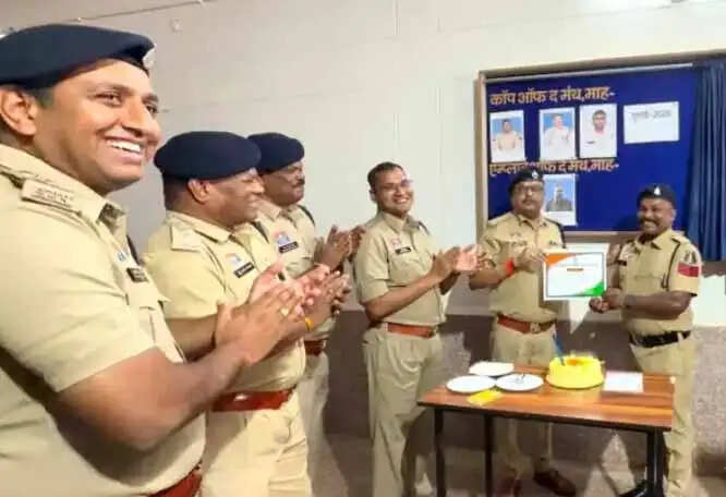 कोंडागांव के प्रधान आरक्षक अजय बघेल काे एम्प्लॉई ऑफ द मंथ का मिला सम्मान