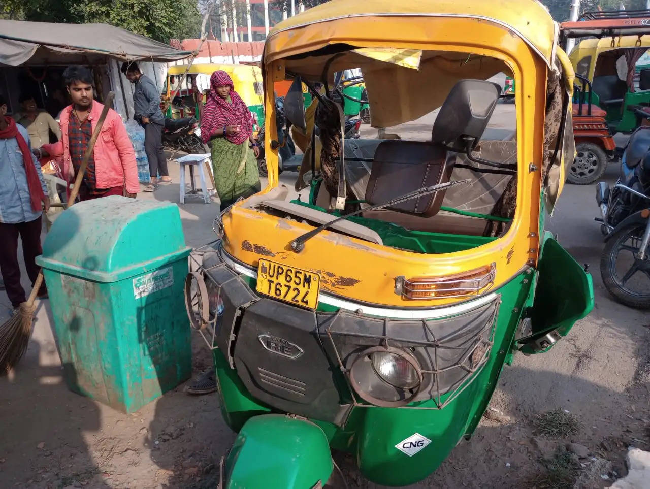 तेज रफ्तार आटो डिवाइडर से टकरा कर पलटी,एक यात्री की मौत