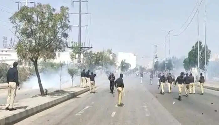 कराची के अमेरिकी वाणिज्य दूतावास के बाहर झड़प, सुरक्षाकर्मियों की गोली से 9 की मौत, 18 घायल