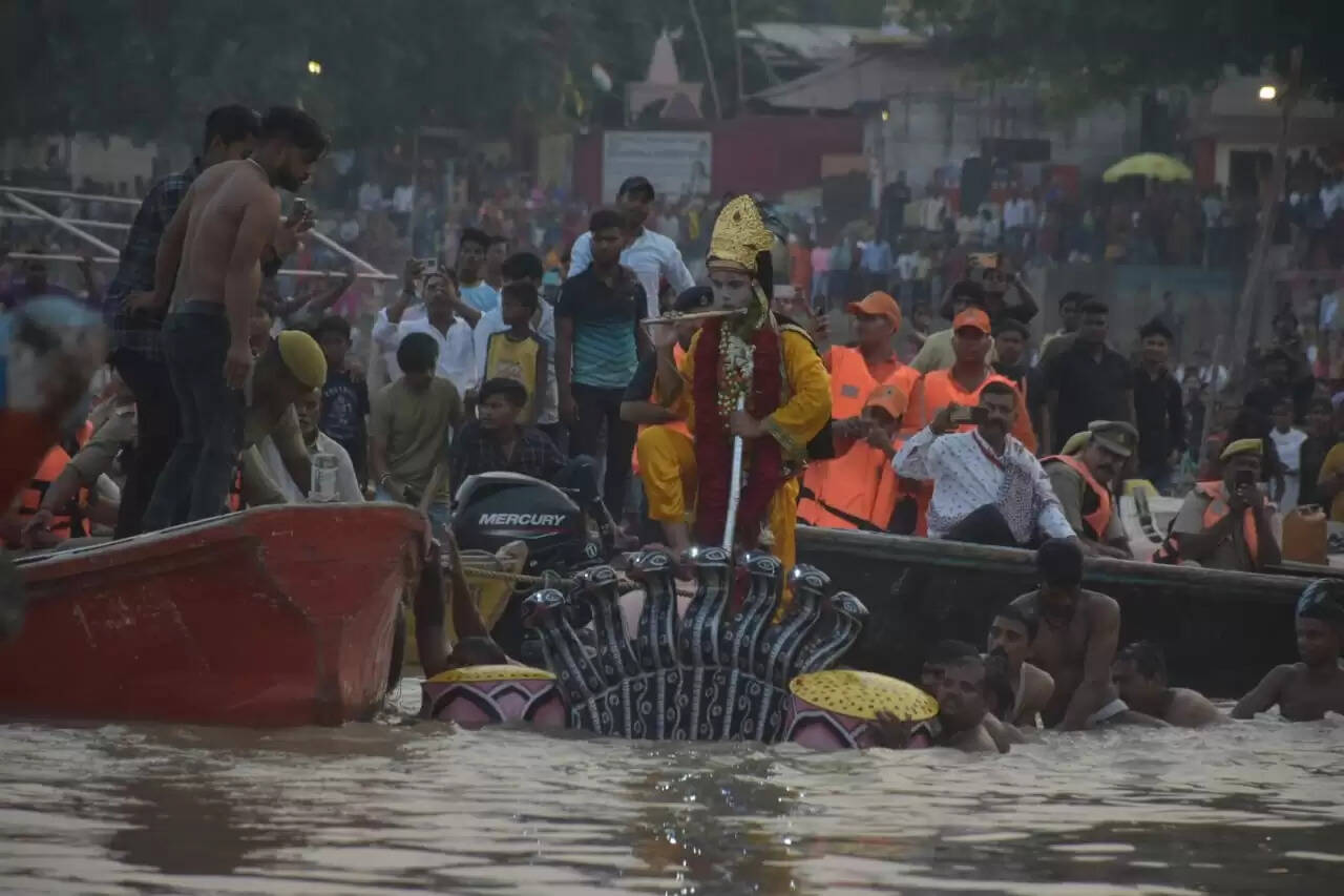 विषधर कालिया नाग का कान्हा ने किया मान मर्दन,फन पर बंशी बजा नृत्य मुद्रा में देख लाखों श्रद्धालु आह्लादित