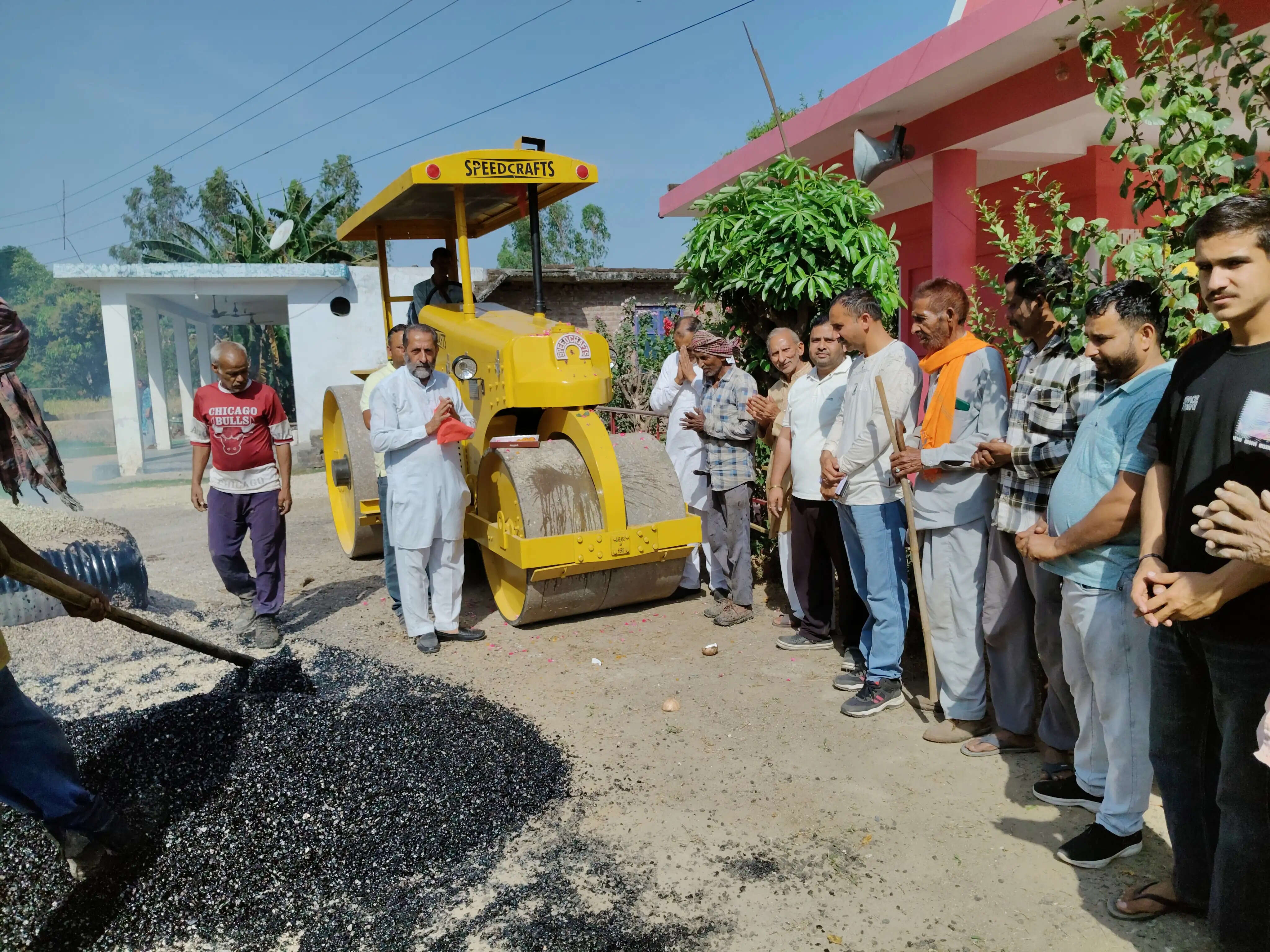 कांग्रेस जिला उपाध्यक्ष ने देवीपुर पंचायत अखनूर की मुख्य सड़क पर मैकडैमाइजेशन कार्य शुरू किया