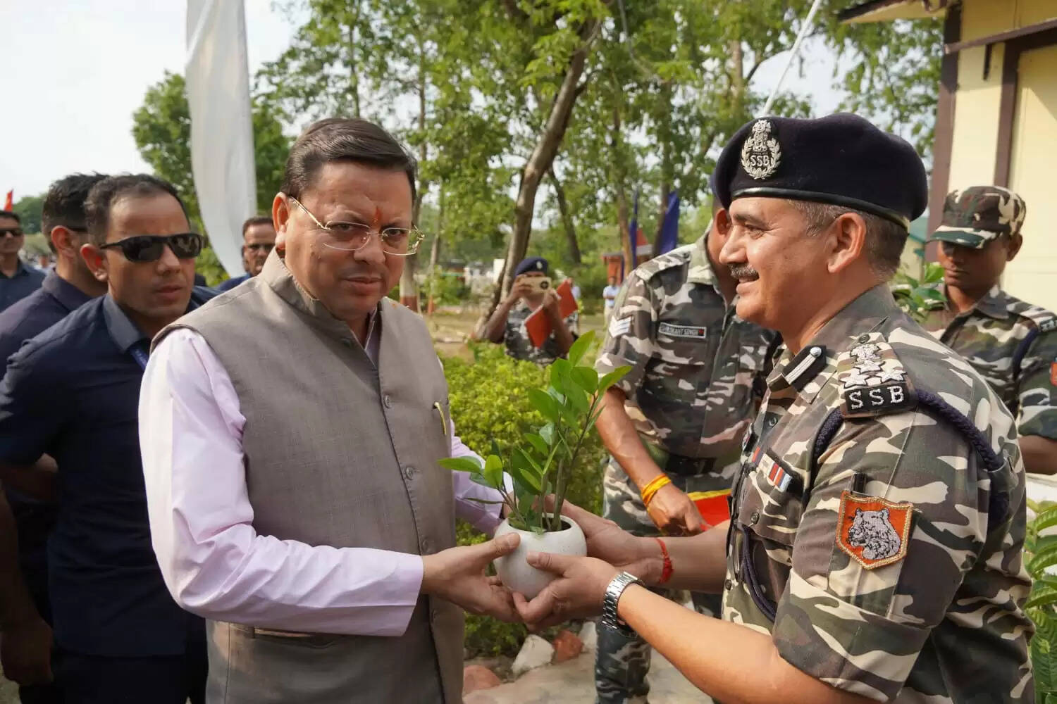 सीमा पर सशस्त्र बलों का मनोबल बढ़ाने पहुंचे मुख्यमंत्री धामी, कहा – जवान देश की शान हैं