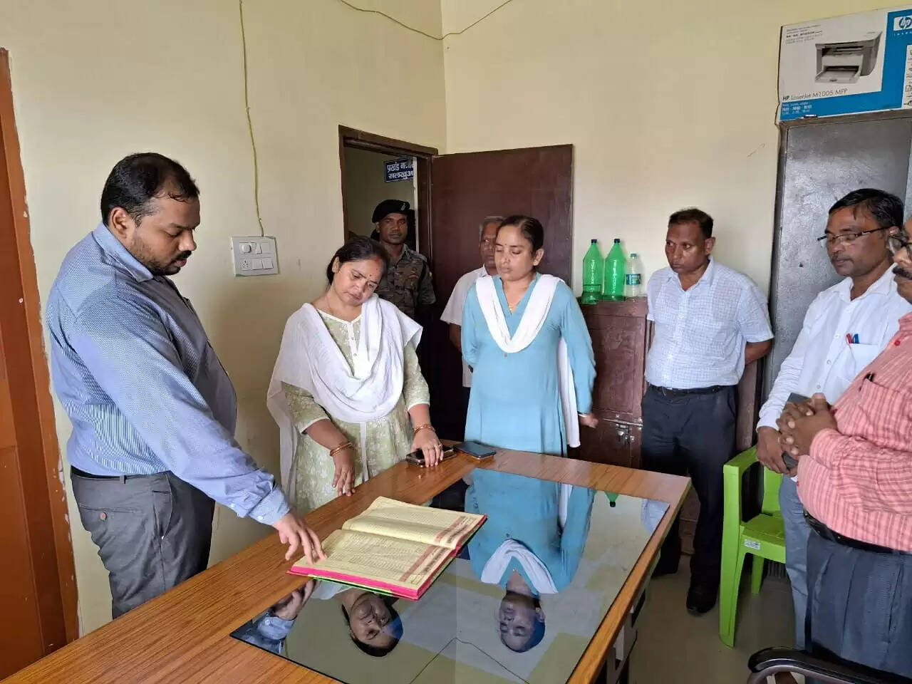 जिलाधिकारी ने सलखुआ प्रखंड सह अंचल का निरीक्षण कर आवश्यक निर्देश दिये