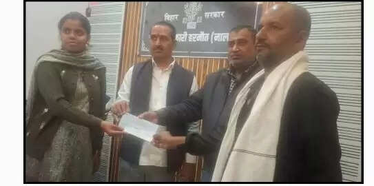 अग्निकांड पीड़ितों को सीओ ने सौंपा मुआवजा राशि का चेक