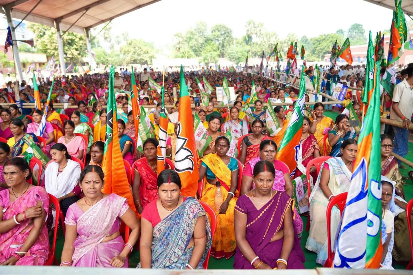 नवादा में एनडीए की जनसभा में संजय सरावगी ने की नीरज कुमार और नवल किशोर यादव को जिताने की अपील