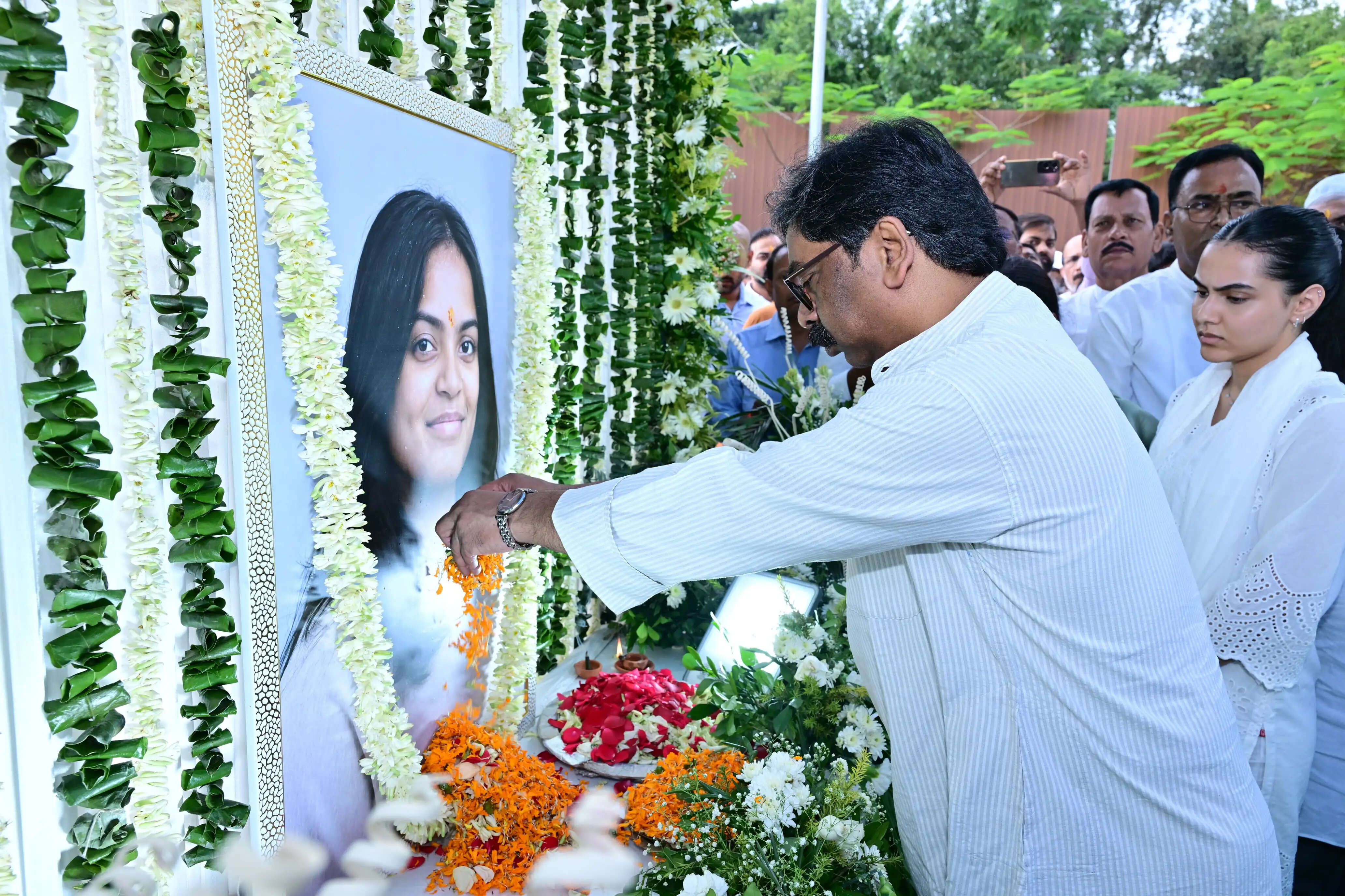 मंत्री दीपिका की पुत्री के ब्रह्मभोज में शामिल हाेकर मुख्यमंत्री ने दी श्रद्धांजलि