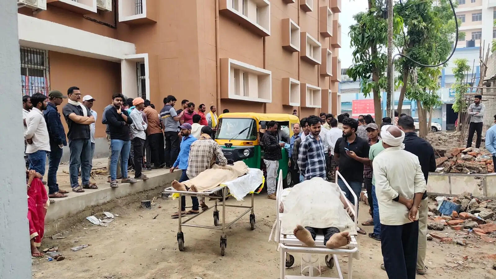 मधेपुरा में भीषण सड़क हादसा : दीनाभद्री मेला से लौट रहे चार दोस्तों में तीन की मौत