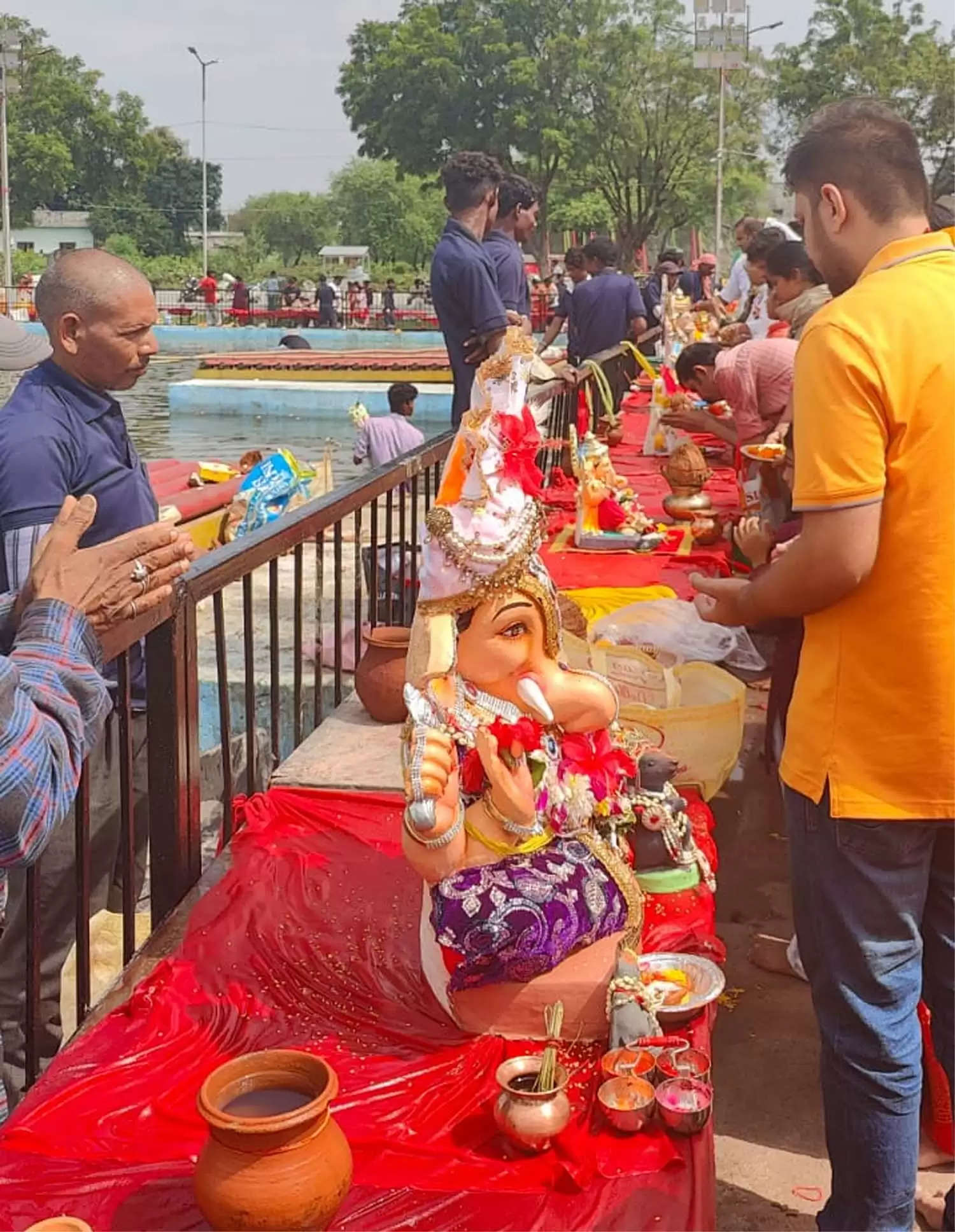 महादेव घाट में विधिविधान से गणेश मूर्ति का विसर्जन जारी, विसर्जन कुण्ड में लगा भक्तगणों का मेला