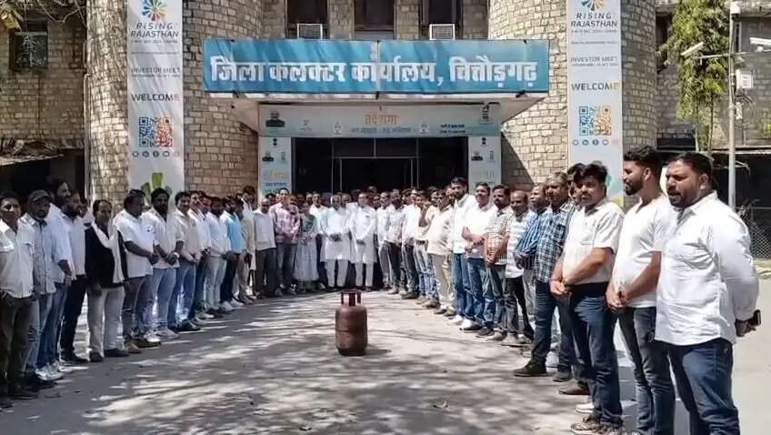 गैस की किल्लत पर कांग्रेस का प्रदर्शन, ज्ञापन सौंप आम जन को राहत देने की मांग